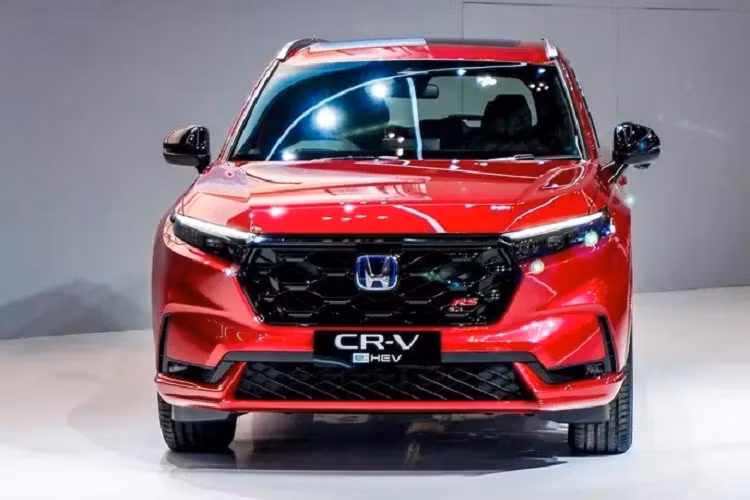 Đặc biệt, hãng Honda còn lần đầu tiên mang hệ thống kết nối viễn thông Honda Connect đến thị trường Indonesia thông qua CR-V thế hệ mới. Đây là hệ thống cũng đã có trên Honda City 2023 ở Việt Nam. Động cơ của Honda CR-V 2023 bản tiêu chuẩn ở Indonesia là máy xăng 4 xi-lanh, tăng áp, dung tích 1.5L, sản sinh công suất tối đa 190 mã lực và mô-men xoắn cực đại 240 Nm. Động cơ đi kèm với hộp số biến thiên vô cấp CVT và hệ dẫn động cầu trước.