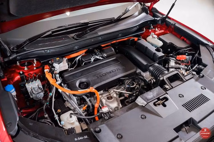 Sang bản cao cấp nhất, Honda CR-V 2023 ở Indonesia có thêm lưới tản nhiệt đóng/mở chủ động, đèn pha LED tự động thích ứng, chủ động chiếu sáng theo góc ôm cua, đèn sương mù LED phía sau và baga nóc. Bên trong bản 2.0L RS e:HEV là không gian nội thất 2 hàng ghế với 5 chỗ ngồi.