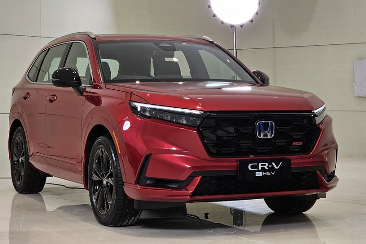 Trong khi đó, trang bị an toàn của Honda CR-V 2023 bản tiêu chuẩn ở Indonesia bao gồm 8 túi khí, hệ thống hỗ trợ xuống dốc, 4 cảm biến phía sau, hệ thống nhắc nhở còn hành khách trên ghế sau, camera lùi đa góc và gói công nghệ Honda Sensing.