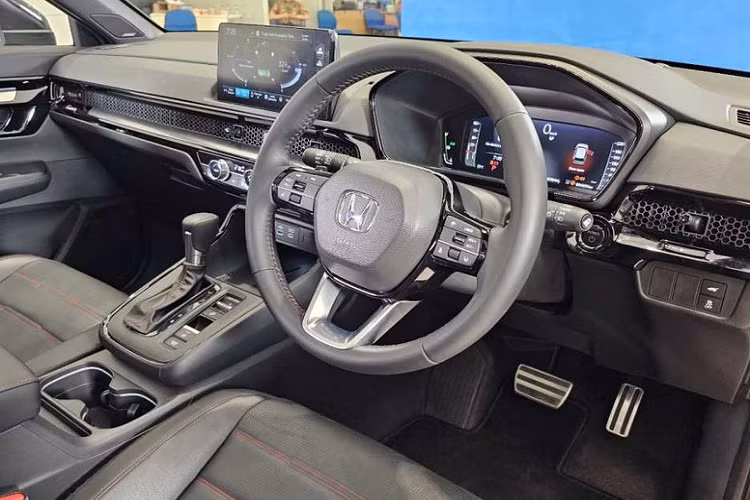 Theo một số nguồn tin, Honda CR-V 2023 sẽ về Việt Nam trong năm nay. Thời điểm trình làng dự kiến sẽ là cuối năm nay, khoảng tháng 11. Tương tự xe ở những thị trường khác, Honda CR-V mới ở Việt Nam cũng sẽ có 2 tùy chọn động cơ là máy xăng và hybrid. Xe sẽ tiếp tục được lắp ráp tại Việt Nam và giá bán dự kiến sẽ tăng so với phiên bản cũ.