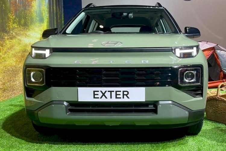 Về an toàn, Hyundai Exter được trang bị nhiều tính năng an toàn hiện đại như: 6 túi khí tiêu chuẩn, hệ thống hỗ trợ khởi hành ngang dốc, hệ thống chống bó cứng phanh ABS, phân phối lực phanh điện tử EBD, cảm bến đỗ xe phía sau, camera lùi, dây đai an toàn 3 điểm, nhắc nhở thắt dây an toàn ở mọi vị trí và móc ghế trẻ em Isofix.