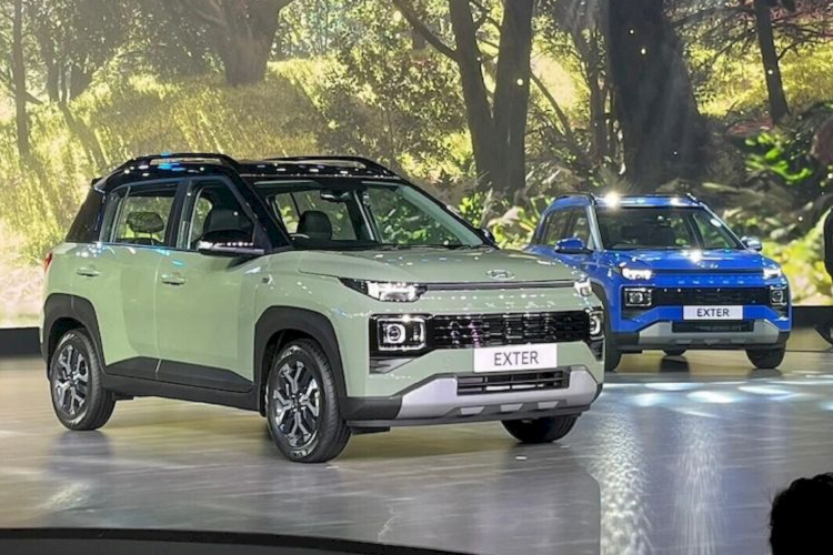 Bên trong cabin, Hyundai Exter có lối thiết kế tương tự Grand i10. Các trang bị nổi bật trên Exter bao gồm: màn hình giải trí 8 inch tương thích Apple CarPlay và Android Auto, sạc không dây, đồng hồ tốc độ dạng màn điện tử 4,2 inch, cổng USB kết nối dạng Type-C, đèn chiếu chân, ga tự động... .