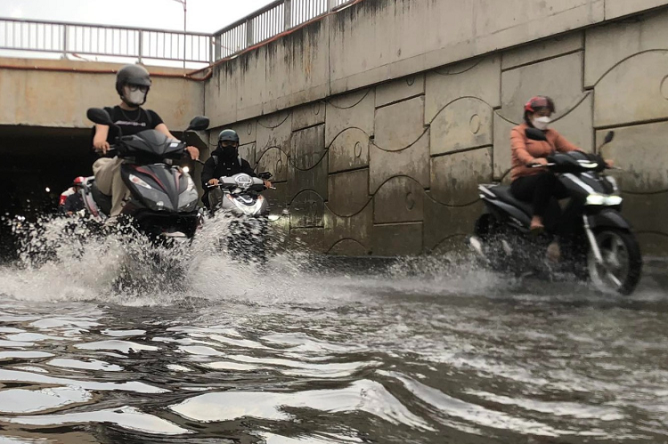 Mua to, ham chui cua ngo TP HCM lai ngap nang-Hinh-2