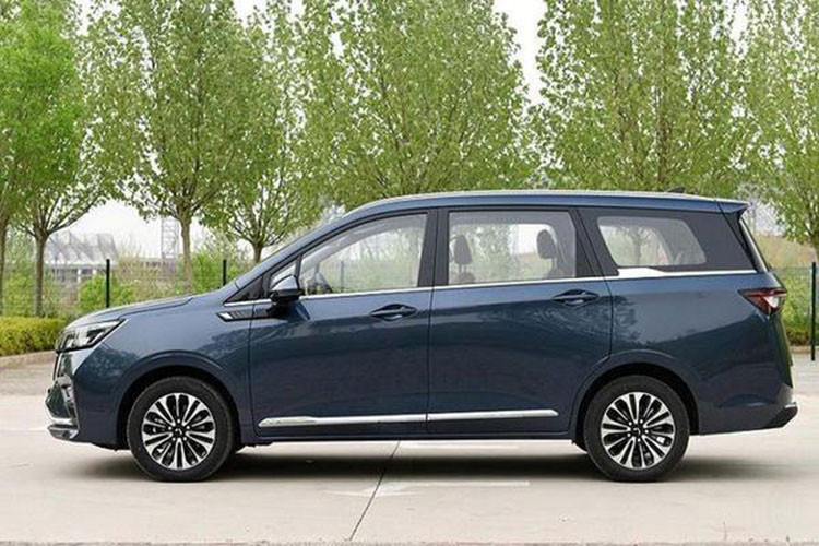 Chỉ sau 1 năm ra mắt, SAIC-GM-Wuling đã tung ra tiếp 1 phiên bản nữa của Wuling Jiachen với sự thay đổi chủ yếu nằm dưới nắp capô, thay vì được trang bị động cơ xăng tăng áp 1,5 lít với công suất tối đa 147 mã lực và mô-men xoắn cực đại 250 Nm, kết hợp với hộp số CVT 8 cấp, giờ đây, họ mang đến hệ dẫn động hybrid cho xe.