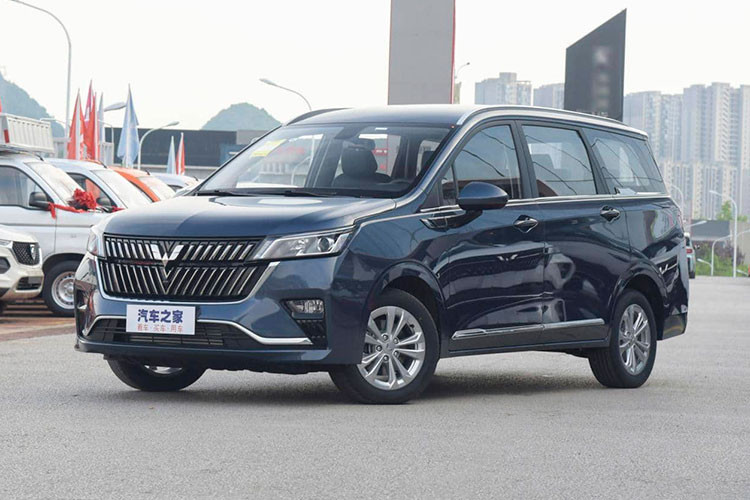 Wuling là thương hiệu con của liên doanh SAIC-GM-Wuling, hãng xe này liên tục khuấy đảo thị trường xe Trung Quốc bằng những phiên bản chất lượng nhưng giá rẻ, có thể kể đến như Wuling Hongguang Mini EV, Bingo... vào năm ngoái, hãng xe này đã vén màn 1 chiếc MPV 7 chỗ rất thú vị có tên gọi Wuling Jiachen Jiachen 2023 mới.