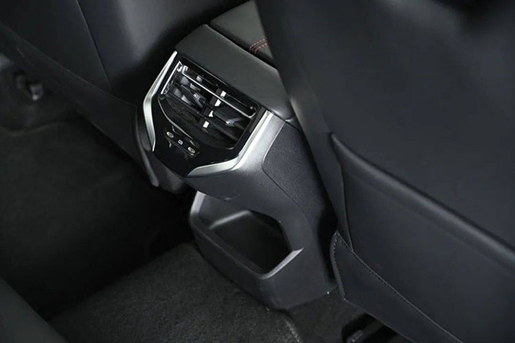 Ngoài ra, xe còn có các tính năng nổi bật khác như: hệ thống ghế ngồi được bọc da cao cấp với kiểu dáng thể thao ôm sát cơ thể người ngồi. Cửa sổ trời toàn cảnh dạng kép siêu lớn cho 2 hàng ghế mang tới không gian thoáng đãng trong xe...