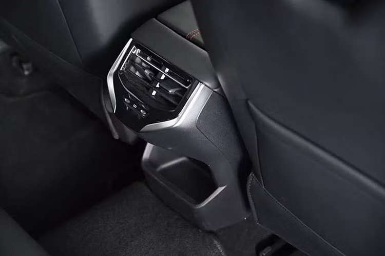 Ngoài ra, xe còn có các tính năng nổi bật khác như: hệ thống ghế ngồi được bọc da cao cấp với kiểu dáng thể thao ôm sát cơ thể người ngồi. Cửa sổ trời toàn cảnh dạng kép siêu lớn cho 2 hàng ghế mang tới không gian thoáng đãng trong xe...