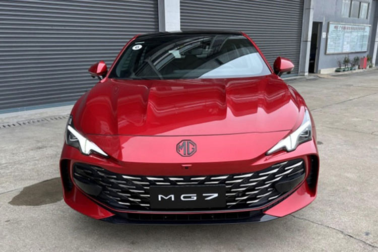 Đầu xe gây ấn tượng với cụm đèn pha kiểu tam giác sắc cạnh được trang bị dải đèn LED đôi phía bên trong, đi kèm hốc thông gió hai bên yếm trước giúp tăng thêm phần thể thao. Tùy cấu hình mà xe sẽ được trang bị bộ mâm loại 18 inch hoặc 19 inch, kèm lốp 225/50 hoặc 245/40. 