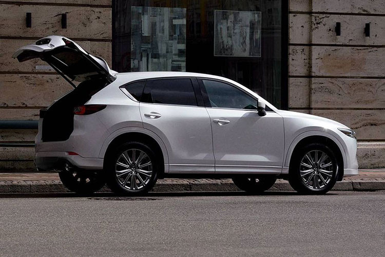 Việc Mazda CX-5 tại Việt Nam đang giảm giá được xem là độ thái xả hàng và đẩy doanh số của CX-5 thế hệ hiện tại, trước khi cho ra mắt CX-5 2023 với giá công bố chắn chắn cao hơn phiên bản cũ theo truyền thống của Thaco.