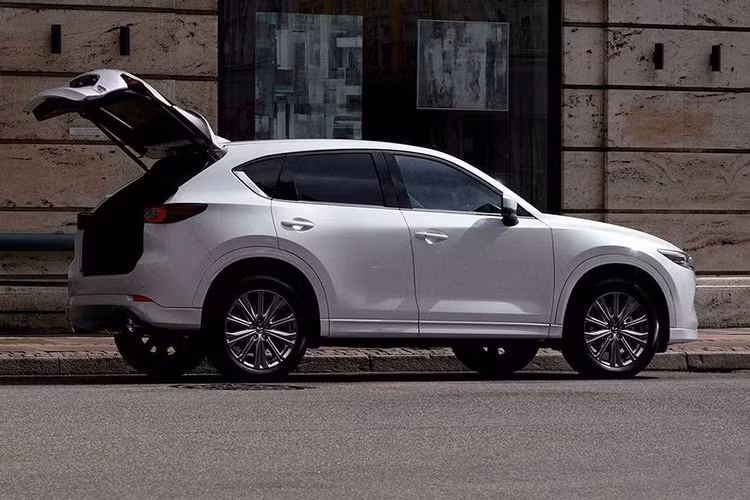 Việc Mazda CX-5 tại Việt Nam đang giảm giá được xem là độ thái xả hàng và đẩy doanh số của CX-5 thế hệ hiện tại, trước khi cho ra mắt CX-5 2023 với giá công bố chắn chắn cao hơn phiên bản cũ theo truyền thống của Thaco.