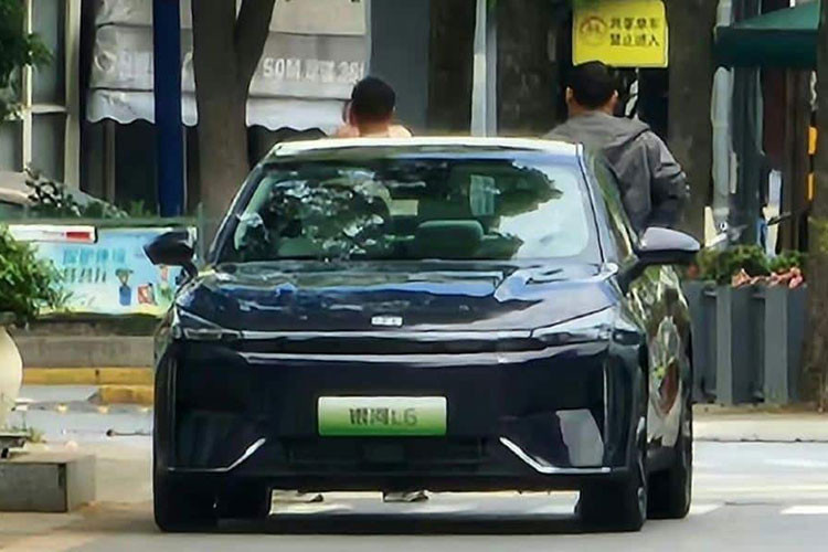 Ngoài ra, chiếc xe mới không được trang bị màn hình đồng lái và có vẻ như sẽ có dải đèn kiểu xuyên sáng để tăng cường bầu không khí bên trong xe. Một số nguồn tin cho biết, giá xe Galaxy L6 2023 dự kiến sẽ rơi vào khoảng 100.000 nhân dân tệ đến 150.000 nhân dân tệ (tương đương 326 triệu đồng đến 490 triệu đồng).