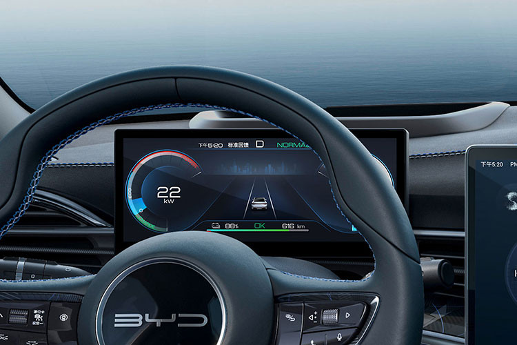 Nằm sau vô lăng vát đáy thể thao của BYD Seal Champion Edition là bảng đồng hồ kỹ thuật số có kích thước 10,25 inch, ngoài ra là màn hình cảm ứng trung tâm với kích thước 15,6 inch. Thêm vào đó là cửa gió điều hòa kéo dài đến hết mặt táp-lô, hệ thống âm thanh Dynaudio 12 loa hay cần số pha lê đẹp mắt.