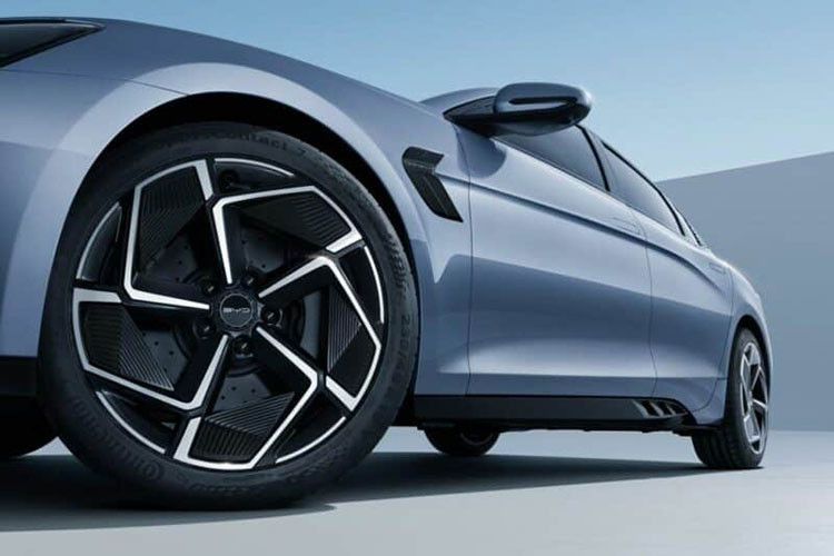 Ở bên thân xe, BYD Seal Champion Edition áp dụng thiết kế hơi trượt về phía sau, nhìn tổng thể rất nhỏ gọn và tròn trịa. Phía sau xe, chiếc BYD Seal Champion Edition sử dụng cụm đèn hậu kiểu xuyên thấu phổ biến, phần thân chính của đèn hậu hai bên áp dụng thiết kế hình giọt nước, với vỏ đèn trong suốt, chiếc xe mới thể hiện phong cách năng động và cá tính.