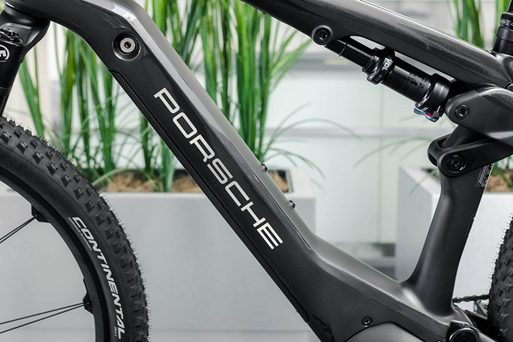 Với mức giá xe đạp Porsche eBike Cross khá cao này, nhiều người cho rằng cặp đôi xe đạp điện của Porsche chỉ dành cho các đại gia hay nhà sưu tập, nơi garage của họ không thiếu chiếc xe Porsche nào.