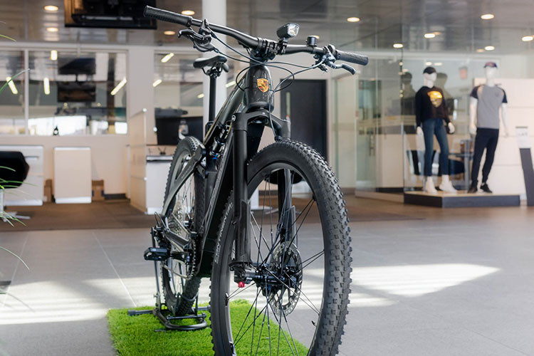 Cuối cùng, Porsche eBike Cross được trang bị động cơ Shimano Steps EP-8, cung cấp mô-men xoắn cực đại lên đến 85Nm, nhưng tốc độ tối đa của nó chỉ có 25 km/h. Pin chỉ có dung lượng 504Wh nên cho phạm vi hoạt động chỉ hơn 100 km. Tốc độ sạc pin từ 0%-100% chỉ 5 giờ.