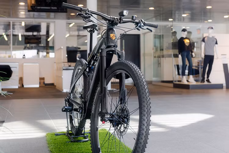 Cuối cùng, Porsche eBike Cross được trang bị động cơ Shimano Steps EP-8, cung cấp mô-men xoắn cực đại lên đến 85Nm, nhưng tốc độ tối đa của nó chỉ có 25 km/h. Pin chỉ có dung lượng 504Wh nên cho phạm vi hoạt động chỉ hơn 100 km. Tốc độ sạc pin từ 0%-100% chỉ 5 giờ.