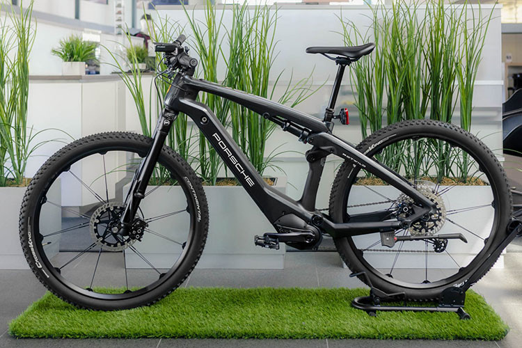 Không chỉ bán ra các mẫu xe ôtô nổi tiếng như 911, Panamera, Cayenne, Macan hay Taycan, hãng xe đến từ Đức còn tạo ra các mẫu xe đạp Porsche ấn tượng, dành cho những người thích vận động tay chân.