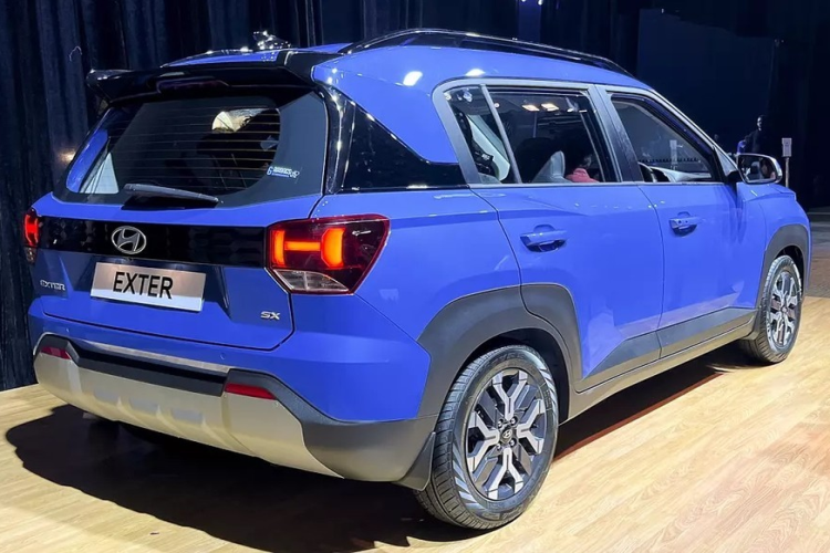 Từ mặt táp-lô, vô lăng 3 chấu tích hợp phím chỉnh âm lượng, màn hình cảm ứng trung tâm, tapi cửa, núm xoay chỉnh điều hòa đến cửa gió, tất cả đều giống với Hyundai Grand i10 mới. Các trang bị đáng chú ý của mẫu SUV hạng A này ở thị trường Ấn Độ bao gồm vô lăng chỉnh 2 hướng, bảng đồng hồ kỹ thuật số với màn hình đa thông tin 4,2 inch và màn hình cảm ứng trung tâm 8 inch...