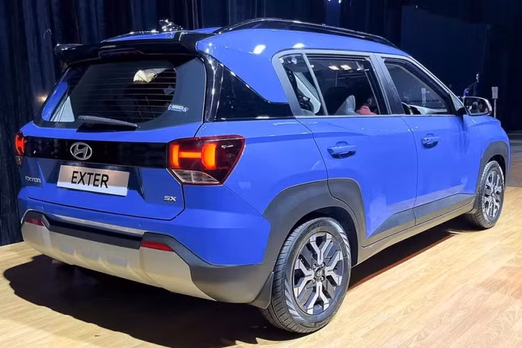 Từ mặt táp-lô, vô lăng 3 chấu tích hợp phím chỉnh âm lượng, màn hình cảm ứng trung tâm, tapi cửa, núm xoay chỉnh điều hòa đến cửa gió, tất cả đều giống với Hyundai Grand i10 mới. Các trang bị đáng chú ý của mẫu SUV hạng A này ở thị trường Ấn Độ bao gồm vô lăng chỉnh 2 hướng, bảng đồng hồ kỹ thuật số với màn hình đa thông tin 4,2 inch và màn hình cảm ứng trung tâm 8 inch...