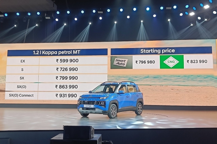 Trang bị an toàn của xe khá cơ bản với 6 túi khí, hệ thống hỗ trợ khởi hành ngang dốc, hệ thống chống bó cứng phanh ABS, phân phối lực phanh điện tử EBD, cảm biến đỗ xe phía sau, camera lùi, dây đai an toàn 3 điểm, nhắc nhở thắt dây an toàn ở mọi vị trí và móc ghế trẻ em Isofix.