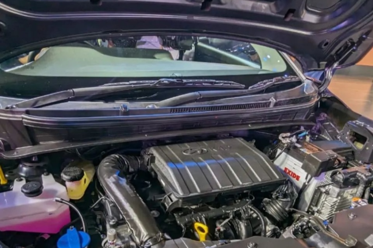 Xe cũng được hỗ trợ tính năng Apple CarPlay/Android Auto, hệ thống định vị tích hợp, tính năng ra lệnh bằng giọng nói với nhiều ngôn ngữ cũng như cập nhật phần mềm qua WiFi. Thêm vào đó là điều hòa tự động, các công nghệ kết nối, cửa sổ trời một mảnh và camera hành trình trước/sau. 