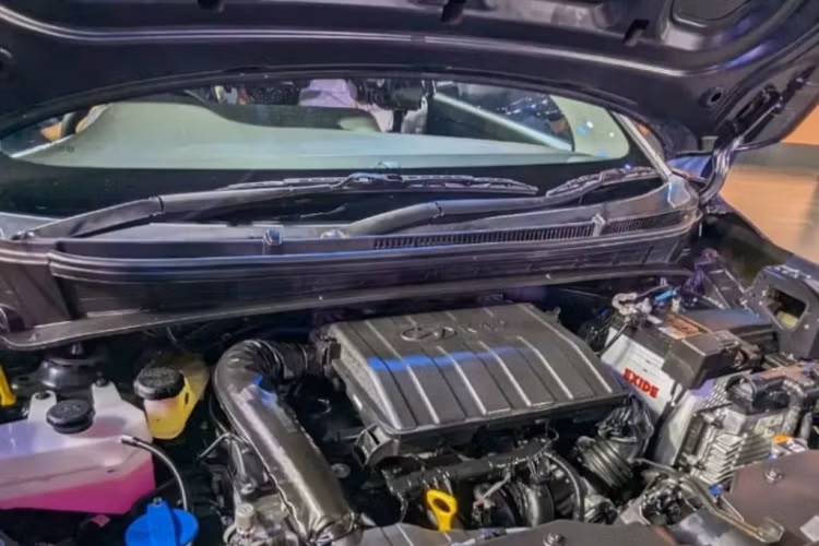 Xe cũng được hỗ trợ tính năng Apple CarPlay/Android Auto, hệ thống định vị tích hợp, tính năng ra lệnh bằng giọng nói với nhiều ngôn ngữ cũng như cập nhật phần mềm qua WiFi. Thêm vào đó là điều hòa tự động, các công nghệ kết nối, cửa sổ trời một mảnh và camera hành trình trước/sau. 