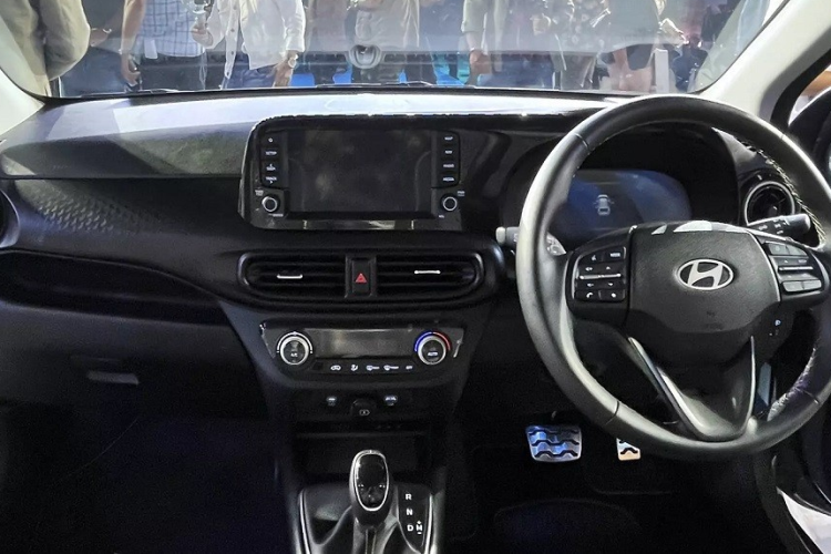 Thậm chí, với những phiên bản "hot", thời gian giao xe có thể lên đến 9 tháng. Được biết, phần lớn khách hàng Ấn Độ đều đặt mua Hyundai Exter bản cao cấp. Sự xuất hiện của Hyundai Exter đã phần nào ảnh hưởng đến doanh số của người anh em Grand i10 ở thị trường Ấn Độ. Doanh số của Hyundai Grand i10 đã giảm khoảng 1.000 - 1.500 xe kể từ khi Exter được bán ra.