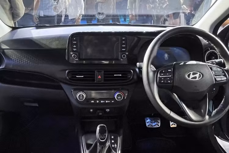 Thậm chí, với những phiên bản "hot", thời gian giao xe có thể lên đến 9 tháng. Được biết, phần lớn khách hàng Ấn Độ đều đặt mua Hyundai Exter bản cao cấp. Sự xuất hiện của Hyundai Exter đã phần nào ảnh hưởng đến doanh số của người anh em Grand i10 ở thị trường Ấn Độ. Doanh số của Hyundai Grand i10 đã giảm khoảng 1.000 - 1.500 xe kể từ khi Exter được bán ra.