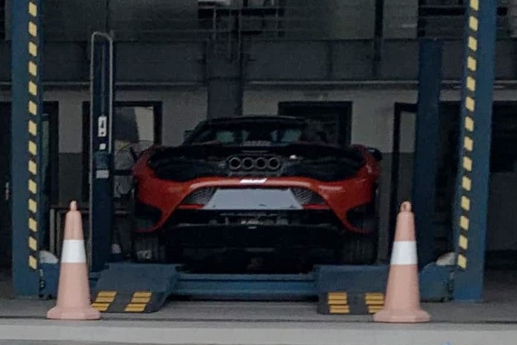 Trước khi 1 trong 149 chiếc xe McLaren Elva xuất hiện ở Việt Nam, giới mê xe đang đổ dồn về sự chú ý về chiếc siêu xe McLaren Elva bản giới hạn mới bị bắt gặp trong 1 kho xưởng ở Hà Nội. Hình ảnh này đã nhanh chóng gây bất ngờ với không ít đại gia trong nước.