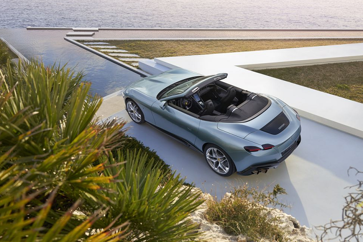 Đồng thời hiệu chỉnh để lái xe không mui, đặc biệt ba vị trí hướng gió giúp tăng lực xuống mặt đường khi xe nhanh hơn. Ferrari cũng tăng cường độ cứng cho phần sau của khung xe và tuyên bố Roma Spider chỉ nặng hơn 185 pound so với bản coupe.