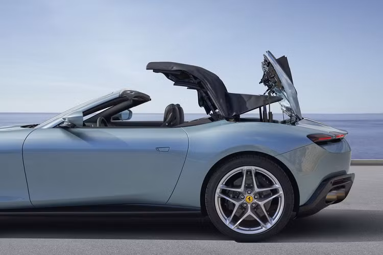 Ferrari cho biết các nút trên vô lăng đã được sửa đổi để dễ sử dụng hơn và nút khởi động hiện có màu đỏ. Ferrari tập trung vào việc giảm tiếng ồn và nhiễu của gió bằng cách tiếp cận từ trên xuống, thêm một yếu tố khí động học 5 mm vào phía trên kính chắn gió và bật kính chắn gió ra chỉ bằng một nút bấm bằng cách xoay tựa lưng của hàng ghế sau.