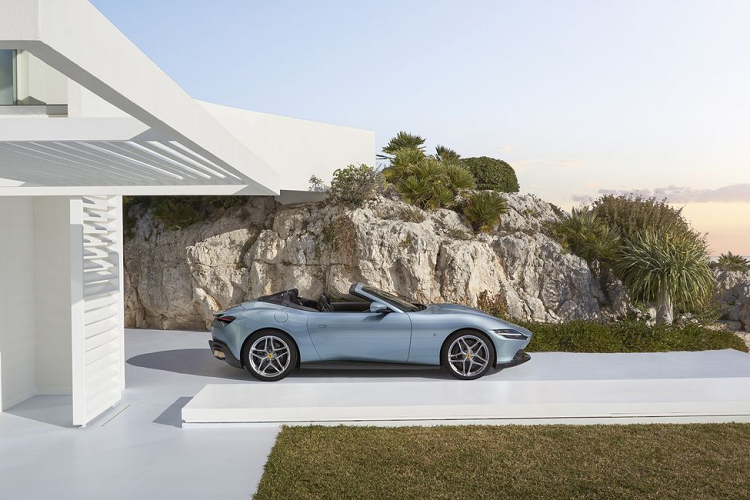 Tính năng này không thể mở khi có hành khách ngồi phía sau, tuy nhiên không gian phía sau chật hẹp của Roma, khiến chúng tôi nghĩ đó không phải là vấn đề. Mặc dù sức mạnh đáng gờm nhưng Roma Spider giống một chiếc xe trải nghiệm đường trường thư giãn hơn là "chiến binh" trong đường đua.