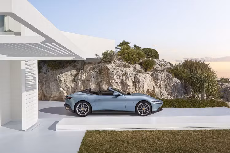 Tính năng này không thể mở khi có hành khách ngồi phía sau, tuy nhiên không gian phía sau chật hẹp của Roma, khiến chúng tôi nghĩ đó không phải là vấn đề. Mặc dù sức mạnh đáng gờm nhưng Roma Spider giống một chiếc xe trải nghiệm đường trường thư giãn hơn là "chiến binh" trong đường đua.