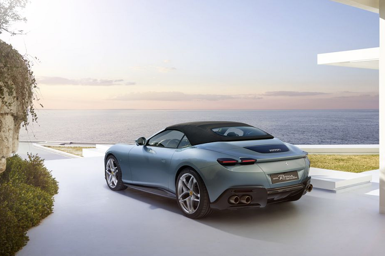 Ferrari hầu như không thay đổi ngoại thất, Roma Spider 2024 vẫn giữ lại mui xe dài và những đường cong bóng bẩy của người anh em coupe. Ferrari đã thiết kế lại cánh gió sau, thêm bộ hướng gió và gia cố khung, thân xe.