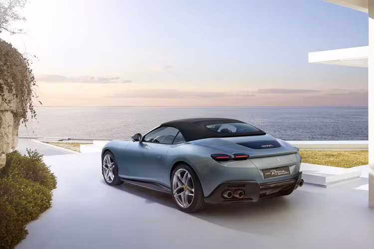 Ferrari hầu như không thay đổi ngoại thất, Roma Spider 2024 vẫn giữ lại mui xe dài và những đường cong bóng bẩy của người anh em coupe. Ferrari đã thiết kế lại cánh gió sau, thêm bộ hướng gió và gia cố khung, thân xe.