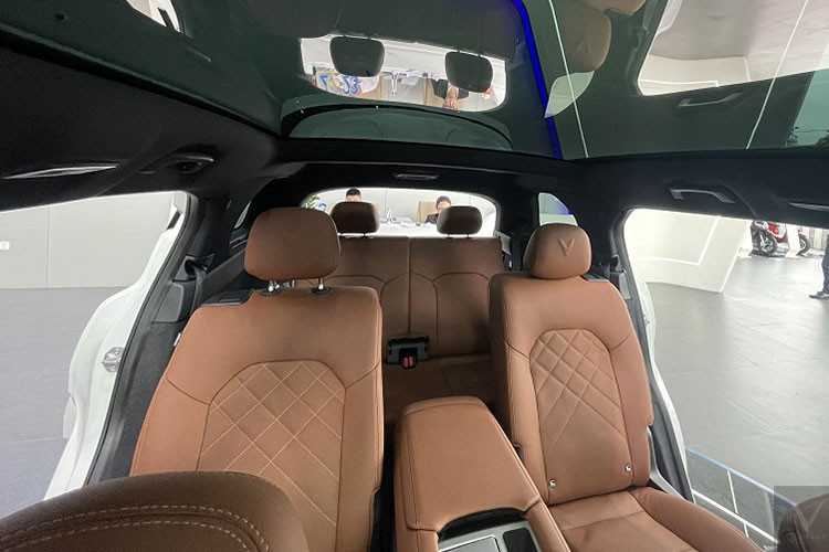 Mẫu SUV được cung cấp với 2 phiên bản Eco và Plus. Cả hai bản của VinFast VF9 2023 đều được trang bị động cơ điện công suất tối đa lên tới 300kW (402 mã lực) và mô-men xoắn cực đại 620Nm.