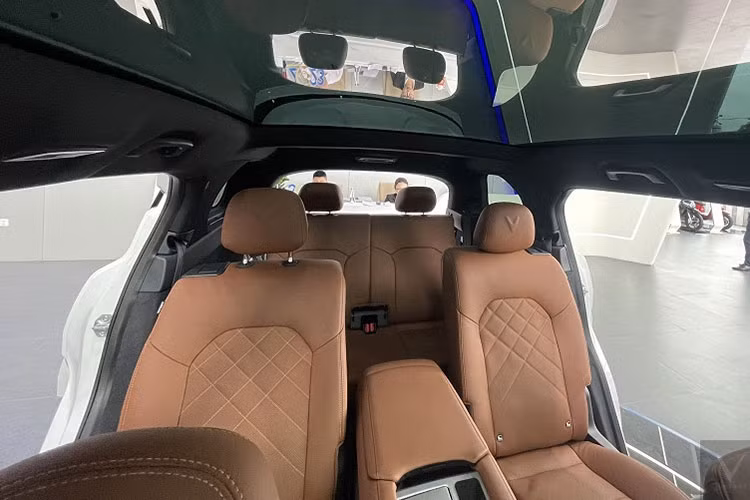 Mẫu SUV được cung cấp với 2 phiên bản Eco và Plus. Cả hai bản của VinFast VF9 2023 đều được trang bị động cơ điện công suất tối đa lên tới 300kW (402 mã lực) và mô-men xoắn cực đại 620Nm.