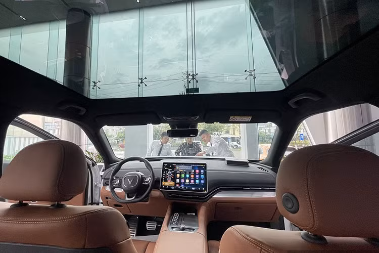 Chiếc Vinfast VF 9 2023 mới được Ốc Thanh Vân lựa chọn là dòng SUV thuần điện cao cấp nhất thương hiệu VinFast. Xe có kích thước tổng thể dài x rộng x cao tương ứng là 5.118 x 2.254 x 1.696 mm.