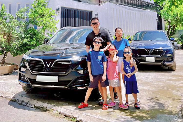 Ngoài VinFast VF9, Ốc Thanh Vân còn sở hữu nhiều mẫu ôtô cao cấp khác, bao gồm Mercedes-Benz C200 CGI, Mini Cooper, Jeep Wrangler Sahara Altitude. Đặc biệt, hồi năm 2021, nữ diễn viên từng gây xôn xao cộng đồng mạng khi tậu cùng lúc bộ đôi VinFast LUX A2.0 và LUX SA2.0.