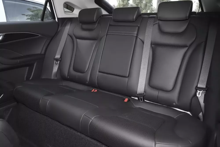 Hàng ghế sau của xe Bestune B70 thế hệ mới đủ chỗ cho 3 người lớn ngồi, ở giữa 2 ghế trước có 2 hộc đựng cốc, sạc không dây... Về sức mạnh, Bestune B70 thế hệ mới sẽ được trang bị động cơ xăng 4 xi-lanh, dung tích 2.0 lít, không có kết hợp với động cơ điện, đang là xu hướng đại trà ngày nay của nhiều hãng xe.