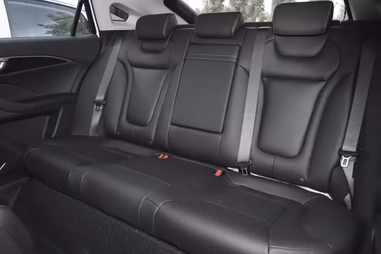 Hàng ghế sau của xe Bestune B70 thế hệ mới đủ chỗ cho 3 người lớn ngồi, ở giữa 2 ghế trước có 2 hộc đựng cốc, sạc không dây... Về sức mạnh, Bestune B70 thế hệ mới sẽ được trang bị động cơ xăng 4 xi-lanh, dung tích 2.0 lít, không có kết hợp với động cơ điện, đang là xu hướng đại trà ngày nay của nhiều hãng xe.