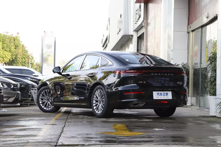 Đầu tiên chúng ta thấy xe có hình dạng lưới tản nhiệt phía trước không viền, được bổ sung bởi các chi tiết biểu ngữ dày đặc bên trong, dải đèn xuyên thấu và bộ đèn pha chia đôi, khiến chiếc xe này trông thời trang và trẻ trung hơn.