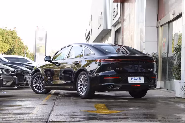 Đầu tiên chúng ta thấy xe có hình dạng lưới tản nhiệt phía trước không viền, được bổ sung bởi các chi tiết biểu ngữ dày đặc bên trong, dải đèn xuyên thấu và bộ đèn pha chia đôi, khiến chiếc xe này trông thời trang và trẻ trung hơn.