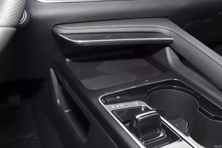 Tất nhiên, điều khác biệt so với trước đây là hiện nay các thương hiệu Trung Quốc cũng cung cấp các sản phẩm chất lượng cao để bạn lựa chọn, chẳng hạn như Geely Xingrui, Chery Arrizo 8, v.v.; sự phát triển của các phương tiện sử dụng năng lượng mới đã mang đến cho người dùng nhiều sự lựa chọn hơn và cùng cấp độ Dark Blue SL03, Roewe D7, v.v. cũng rất đáng được quan tâm.