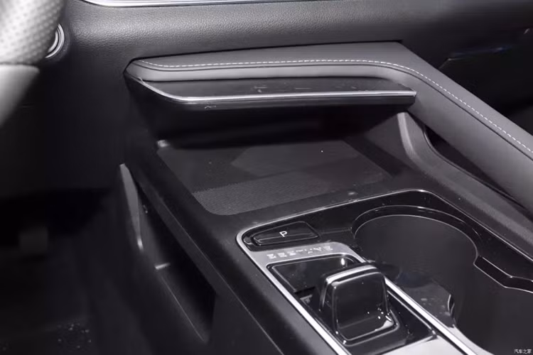 Tất nhiên, điều khác biệt so với trước đây là hiện nay các thương hiệu Trung Quốc cũng cung cấp các sản phẩm chất lượng cao để bạn lựa chọn, chẳng hạn như Geely Xingrui, Chery Arrizo 8, v.v.; sự phát triển của các phương tiện sử dụng năng lượng mới đã mang đến cho người dùng nhiều sự lựa chọn hơn và cùng cấp độ Dark Blue SL03, Roewe D7, v.v. cũng rất đáng được quan tâm.