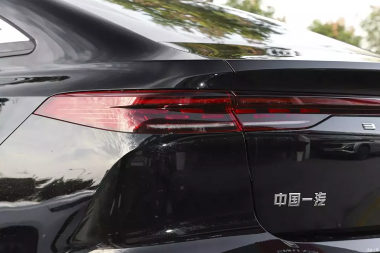 Nhìn từ bên hông, chiếc xe Bestune B70 2024 áp dụng thiết kế đường viền đôi, một trong số đó chạy từ cụm đèn pha đến cụm đèn hậu, cùng với các đường gân bánh xe hơi nhô cao ở phía trước và phía sau, nó không chỉ làm phong phú thêm các lớp thị giác mà còn tăng thêm cảm giác thể thao cho xe.