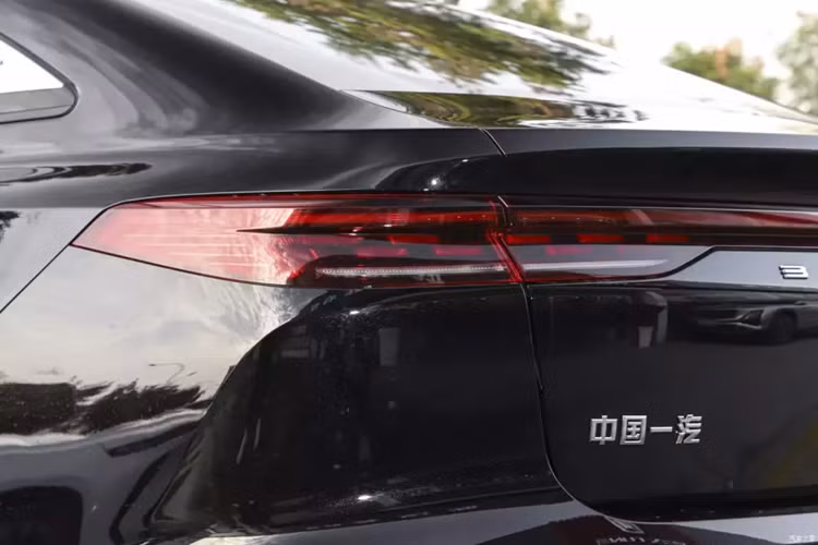 Nhìn từ bên hông, chiếc xe Bestune B70 2024 áp dụng thiết kế đường viền đôi, một trong số đó chạy từ cụm đèn pha đến cụm đèn hậu, cùng với các đường gân bánh xe hơi nhô cao ở phía trước và phía sau, nó không chỉ làm phong phú thêm các lớp thị giác mà còn tăng thêm cảm giác thể thao cho xe.