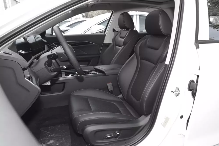 Về kích thước thân xe, chiều dài của Bestune B70 thế hệ mới là 4.855 mm, dài hơn 45 mm so với mẫu xe hiện tại, chiều dài cơ sở là 2.800 mm, được định vị là một chiếc sedan cỡ trung. Về nội thất, Bestune B70 thế hệ mới sử dụng thiết kế màn hình kép kết nối với bảng đồng hồ LCD toàn phần và màn hình điều khiển trung tâm đa phương tiện.