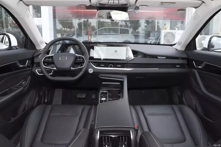 Đồng thời xe còn được trang bị cửa gió điều hòa hai chiều nhìn tổng thể rất thời trang. Thiết kế vô lăng đa chức năng hai chấu và nghi ngờ có cơ cấu chuyển số cũng mang đến cho nội thất xe mới cảm giác sang trọng. Xe có cần số thiết kế nhỏ gọn, các nút bấm vật lý xuất hiện khá nhiều.