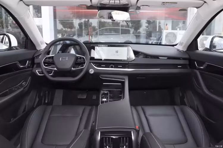 Đồng thời xe còn được trang bị cửa gió điều hòa hai chiều nhìn tổng thể rất thời trang. Thiết kế vô lăng đa chức năng hai chấu và nghi ngờ có cơ cấu chuyển số cũng mang đến cho nội thất xe mới cảm giác sang trọng. Xe có cần số thiết kế nhỏ gọn, các nút bấm vật lý xuất hiện khá nhiều.